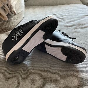 *LAST CHANCE* Heelys Shoes With Wheels Big Kids/Mens Size 7 (Womens 5.5)